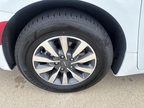 Used 2023 Chrysler Pacifica Touring-L FWD image 14