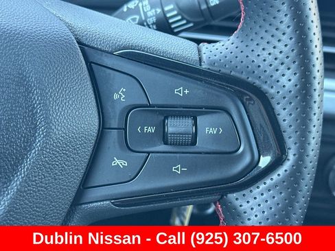 Used 2025 Chevrolet Trax RS FWD image 38