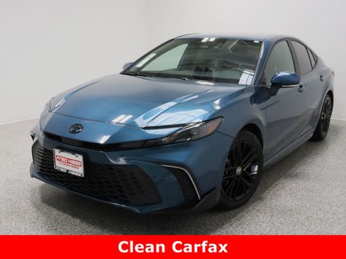 Used 2025 Toyota Camry SE image 2