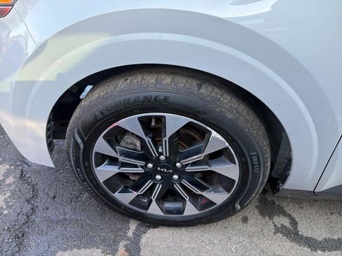 Used 2024 Kia Carnival EX image 15