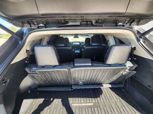 Used 2025 Toyota Highlander XLE image 16