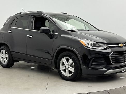 Used 2020 Chevrolet Trax LT w/ LT Convenience Package image 3