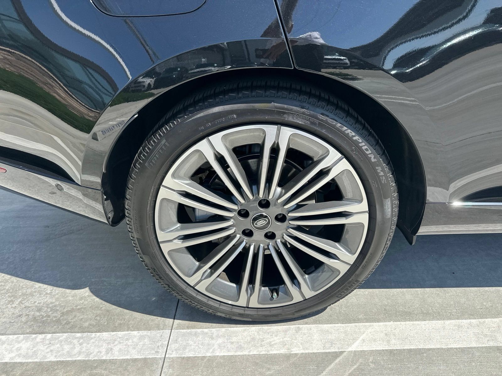 Certified 2025 Land Rover Range Rover SE AWD/4WD image 8
