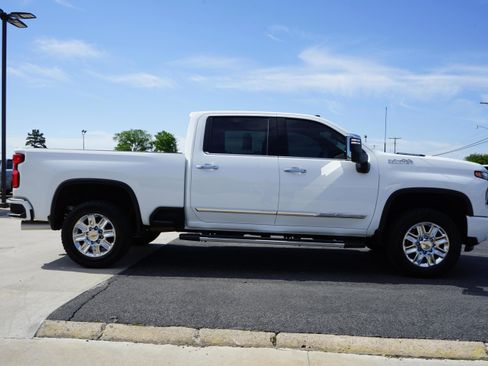 Used 2024 Chevrolet Silverado 2500 High Country w/ High Country Premium Package AWD/4WD image 6