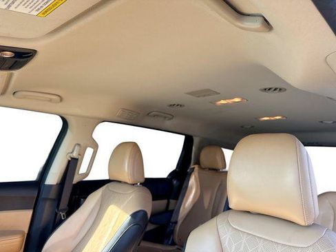 Used 2024 Kia Carnival LX FWD image 16
