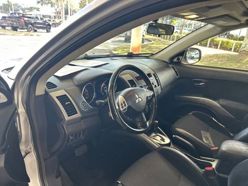 Used 2011 Mitsubishi Outlander SE image 6