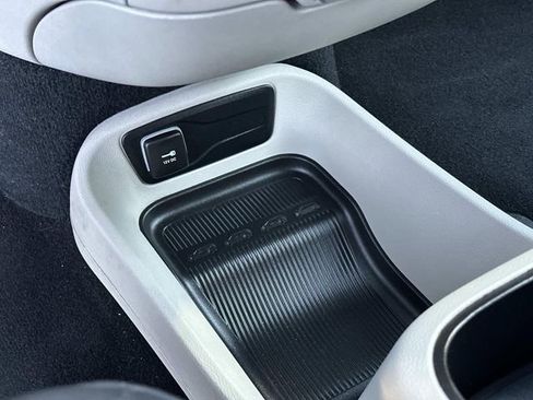 Used 2023 Chrysler Pacifica Touring-L FWD image 27