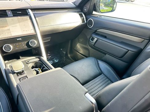 Used 2023 Land Rover Discovery Metropolitan Edition image 23