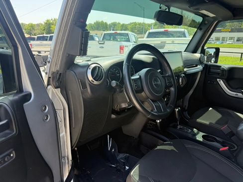 Used 2016 Jeep Wrangler Unlimited Sahara AWD/4WD image 16