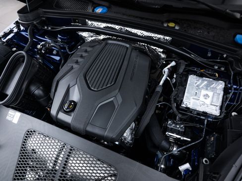 Certified 2025 Porsche Macan image 23