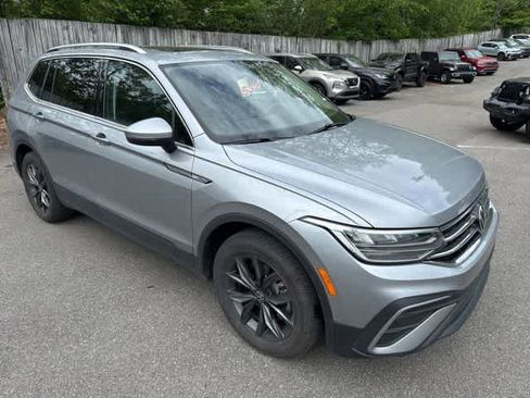 Certified 2023 Volkswagen Tiguan SE w/ Panoramic Sunroof Package FWD image 3