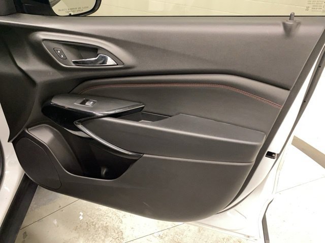 Used 2025 Chevrolet Trax RS w/ Sunroof Package FWD image 26