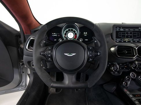 Used 2022 Aston Martin V8 Vantage Coupe image 25
