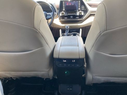 Used 2020 Toyota Highlander XLE FWD image 32