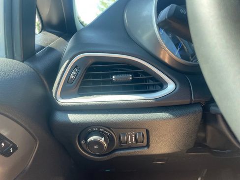 Used 2025 Chrysler Pacifica Select FWD image 12