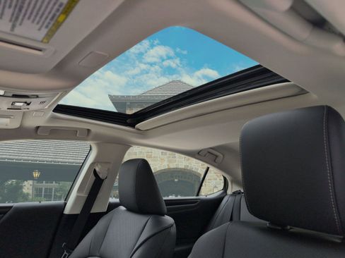 Used 2025 Lexus ES 300h w/ Premium Package image 14