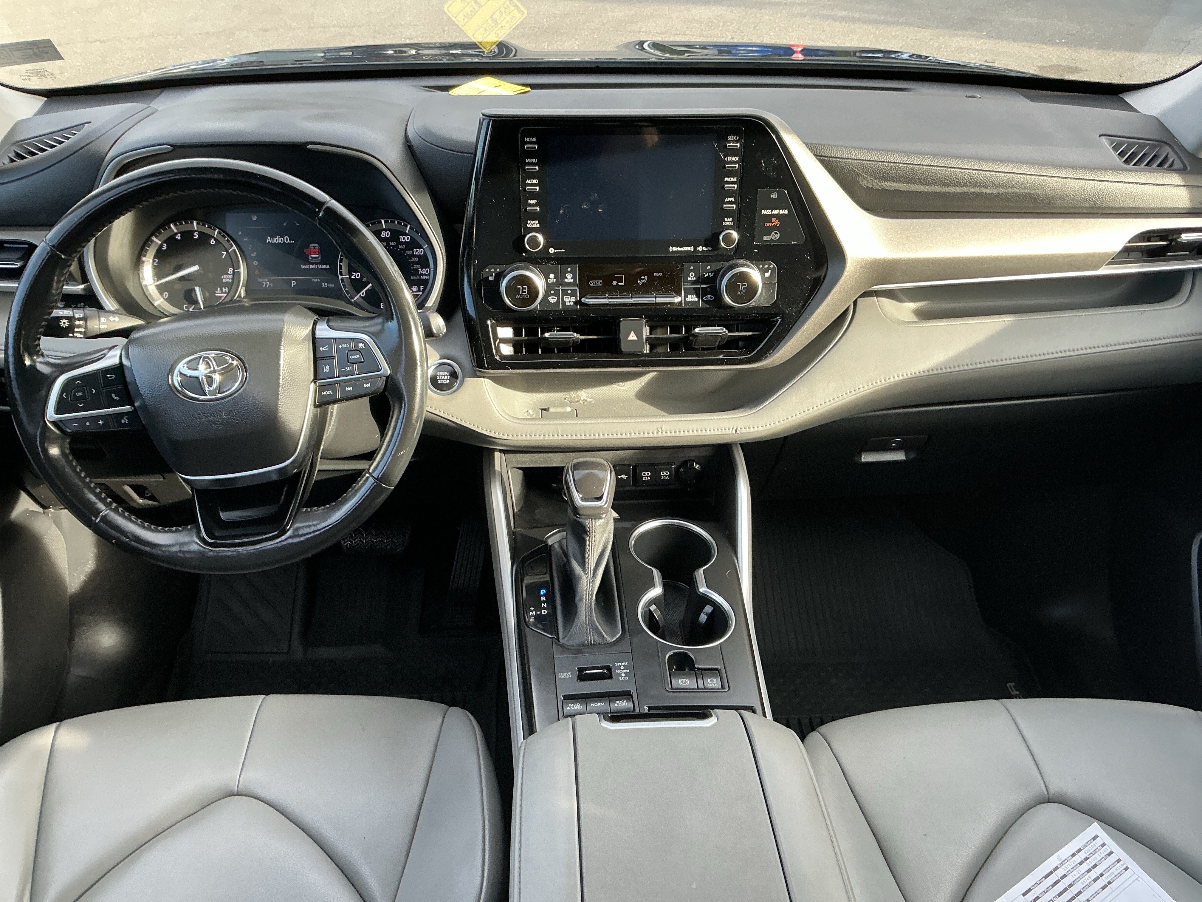 Used 2021 Toyota Highlander XLE AWD/4WD image 12