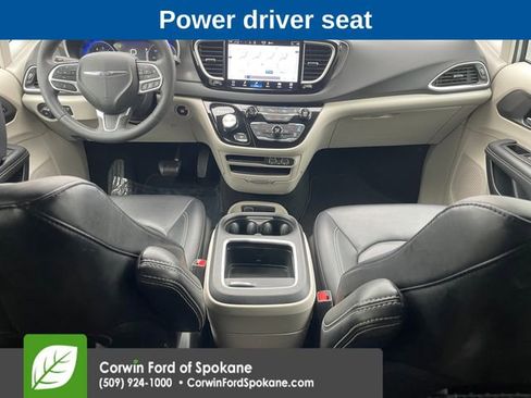 Used 2024 Chrysler Pacifica Touring-L image 16