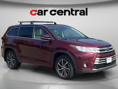 Used 2017 Toyota Highlander XLE AWD/4WD image 7
