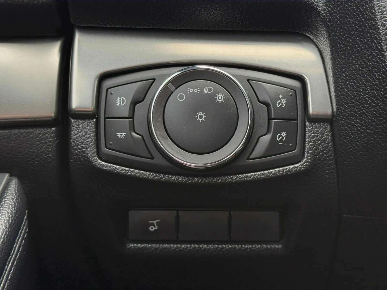Used 2019 Ford Explorer XLT w/ Equipment Group 202A AWD/4WD image 39