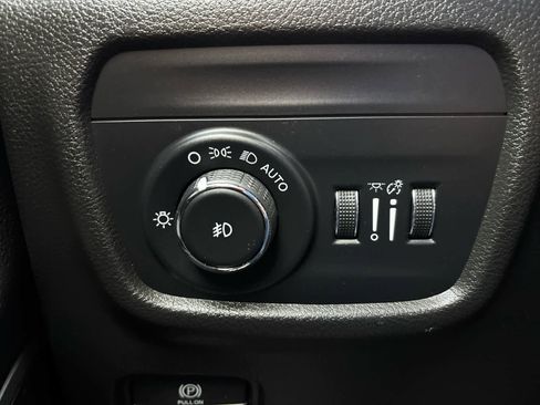 Used 2022 Jeep Grand Cherokee Limited image 16