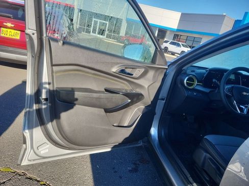 New 2025 Chevrolet Trax LT w/ LT Convenience Package image 11