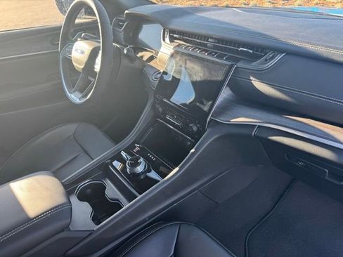 Certified 2025 Jeep Grand Cherokee Limited w/ Black Appearance Package image 30