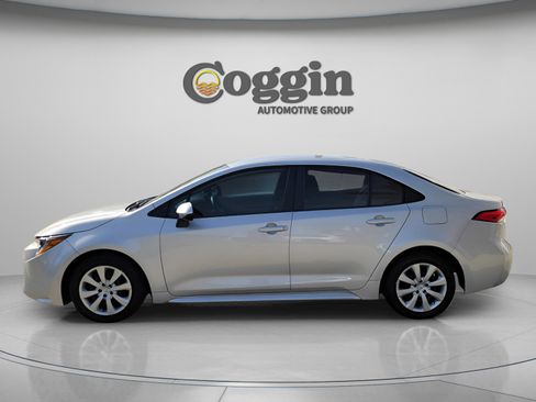 Used 2023 Toyota Corolla LE FWD image 3