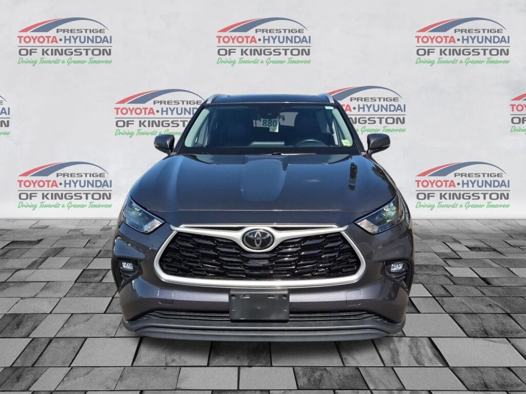 Certified 2022 Toyota Highlander XLE AWD/4WD image 9