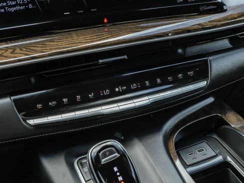 Used 2021 Cadillac Escalade ESV Premium Luxury Platinum AWD/4WD image 33