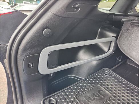 Used 2018 Jeep Cherokee Trailhawk AWD/4WD image 31