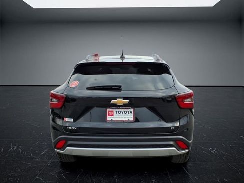 Used 2025 Chevrolet Trax LT FWD image 4