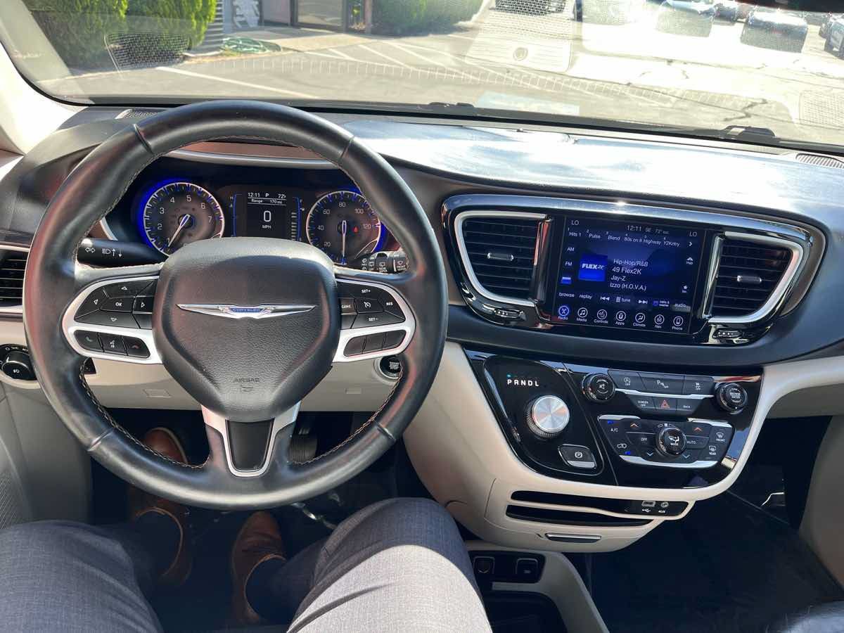 Used 2017 Chrysler Pacifica Touring-L FWD image 9