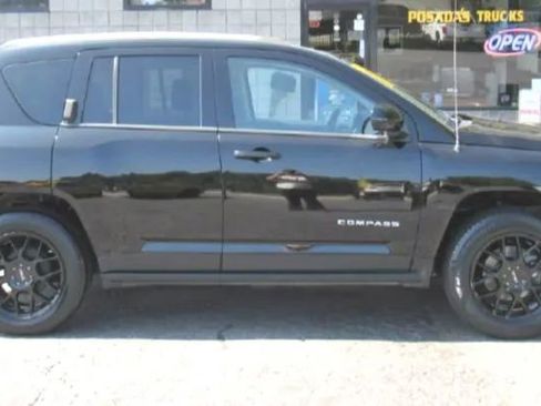 Used 2017 Jeep Compass Latitude image 2