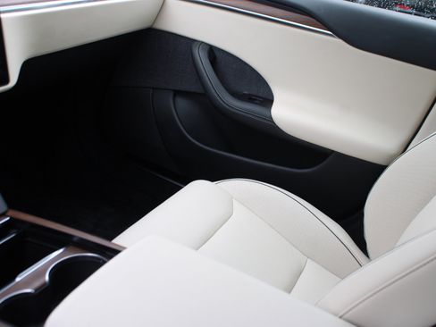 Used 2021 Tesla Model S Plaid image 17