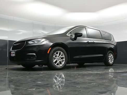 Used 2024 Chrysler Pacifica Touring-L FWD image 52