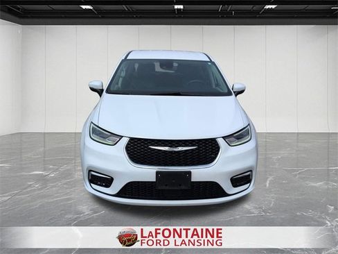 Used 2023 Chrysler Pacifica Touring-L image 8