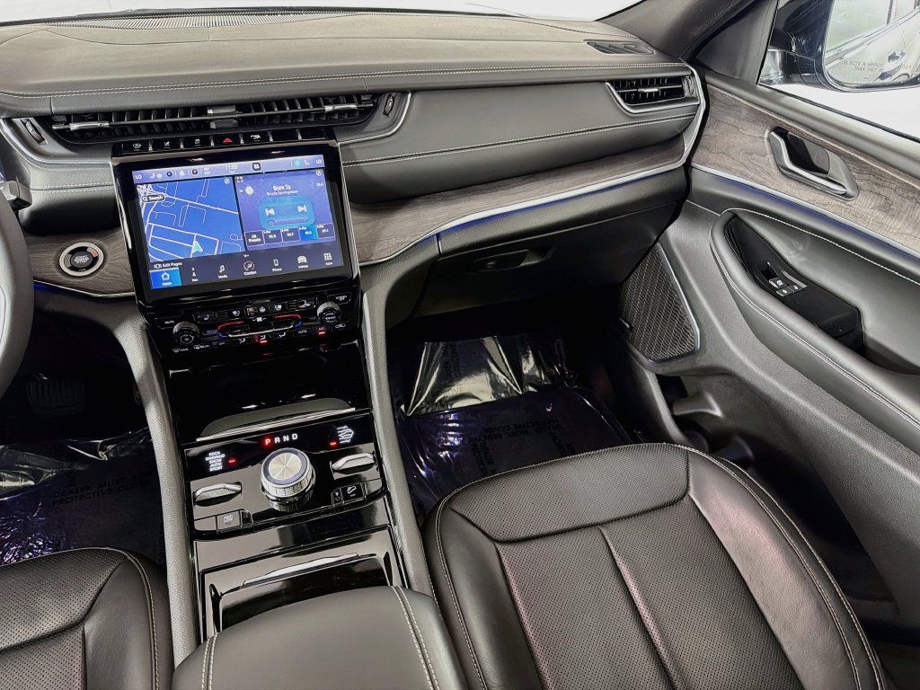 Used 2023 Jeep Grand Cherokee Overland AWD/4WD image 25