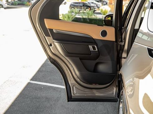 New 2025 Land Rover Discovery Metropolitan Edition image 20