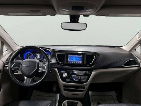 Used 2020 Chrysler Pacifica Touring-L FWD image 24