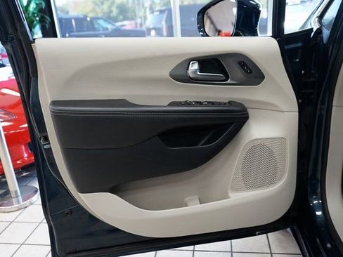 Used 2022 Chrysler Pacifica Touring-L image 23