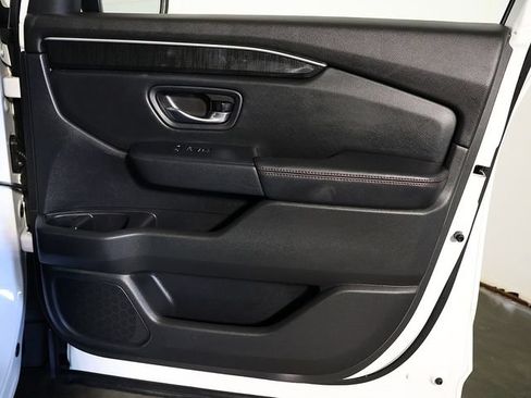 Used 2025 Honda Pilot Black Edition image 37