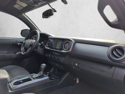 Used 2016 Toyota Tacoma TRD Off-Road w/ Premium & Technology Package AWD/4WD image 28