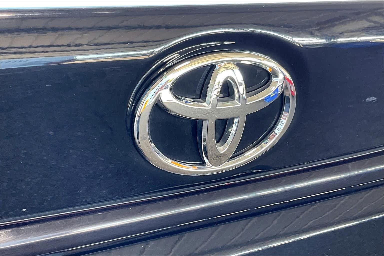 Used 2025 Toyota Corolla LE FWD image 31