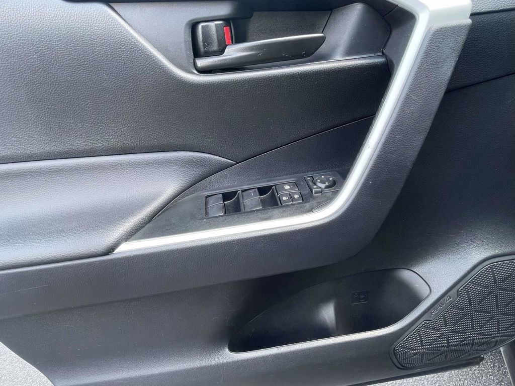 Used 2025 Toyota RAV4 LE AWD/4WD image 19