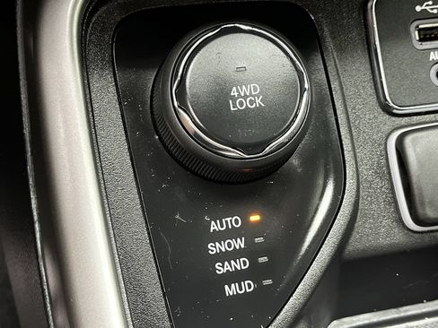 Used 2020 Jeep Compass Latitude w/ Cold Weather Group AWD/4WD image 14