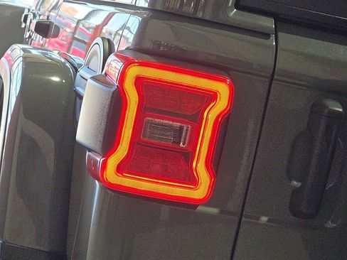 Used 2018 Jeep Wrangler Unlimited Rubicon image 12