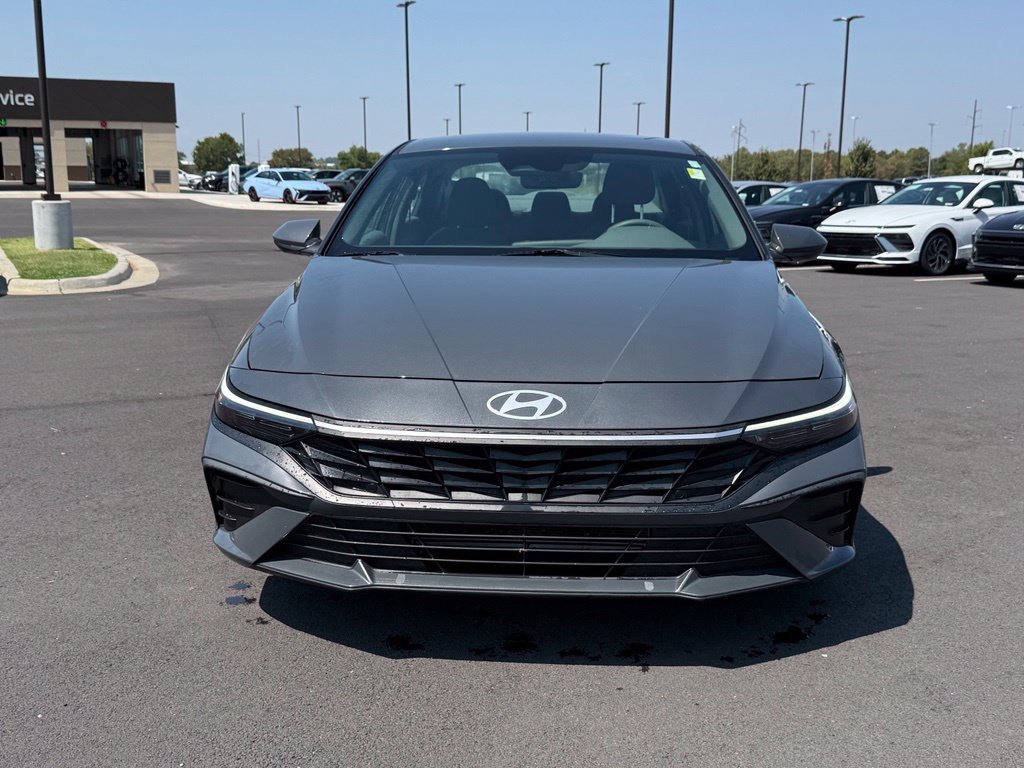 Used 2024 Hyundai Elantra SE FWD image 2