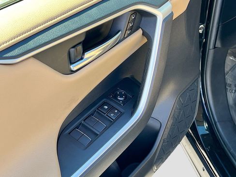 Used 2021 Toyota RAV4 Limited image 18