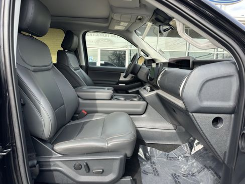 Used 2025 Ford Expedition Active image 19